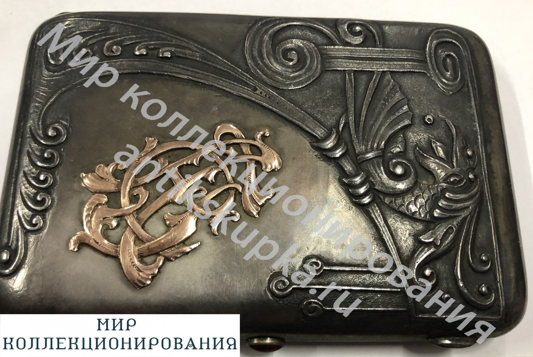 Портсигар модерн с золотой накладкой и рубиновым глазком. Портсигар модерн с золотой накладкой и рубиновым глазком.