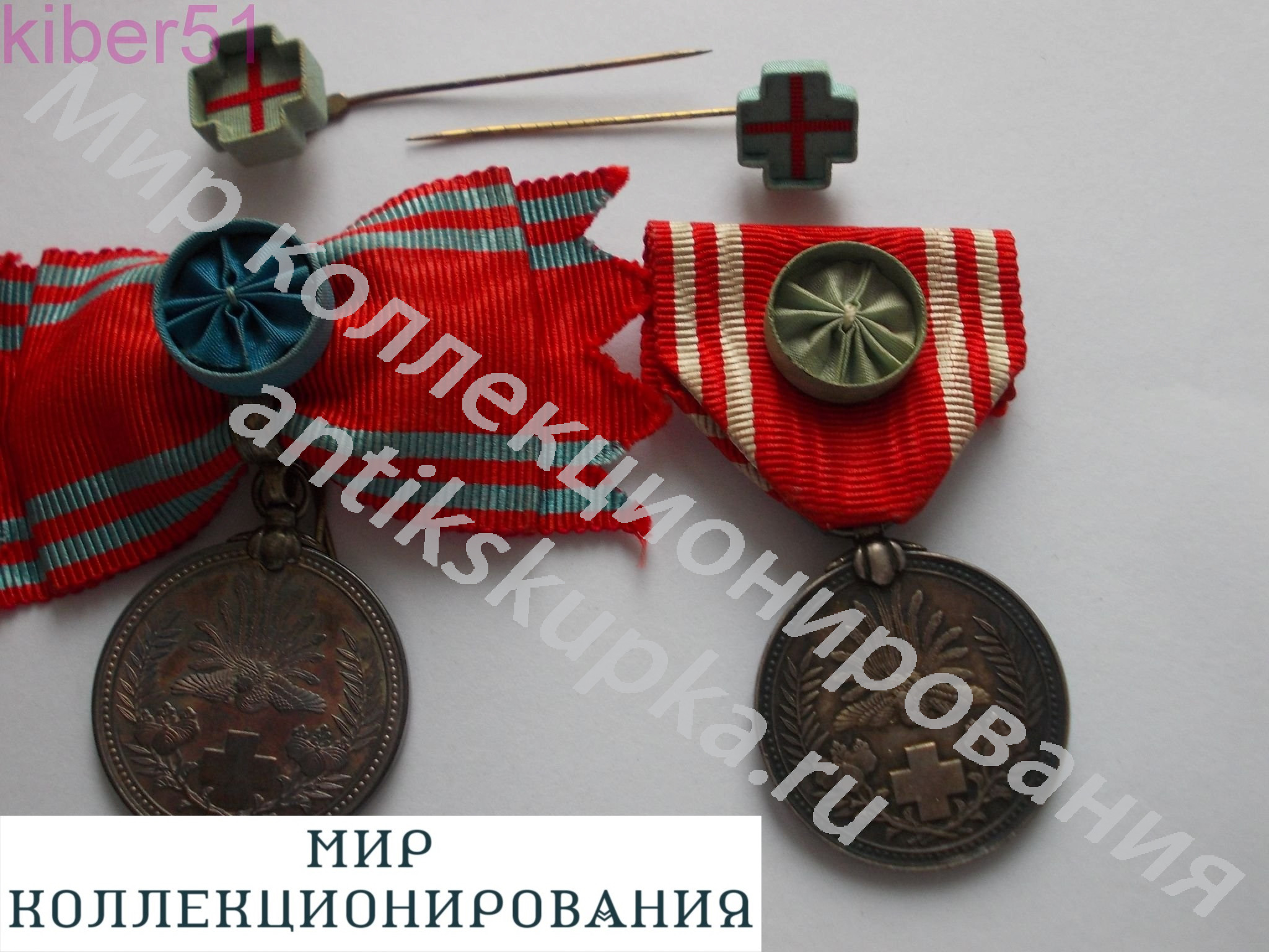 Серебряные медали красный крест Япония (мужской и женский) + 2 Лацканных знака Красного креста. Серебряные медали красный крест Япония (мужской и женский) + 2 Лацканных знака Красного креста.